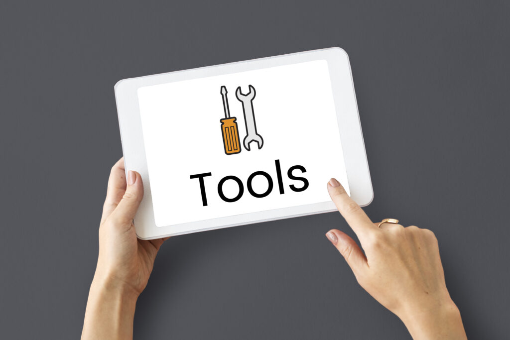 pessoa aposntando para tablet